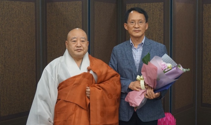 조계종 총무원장 원행스님이 김선두 불교신문 신임 편집국장(오른쪽)에게 임명장을 수여했다.
