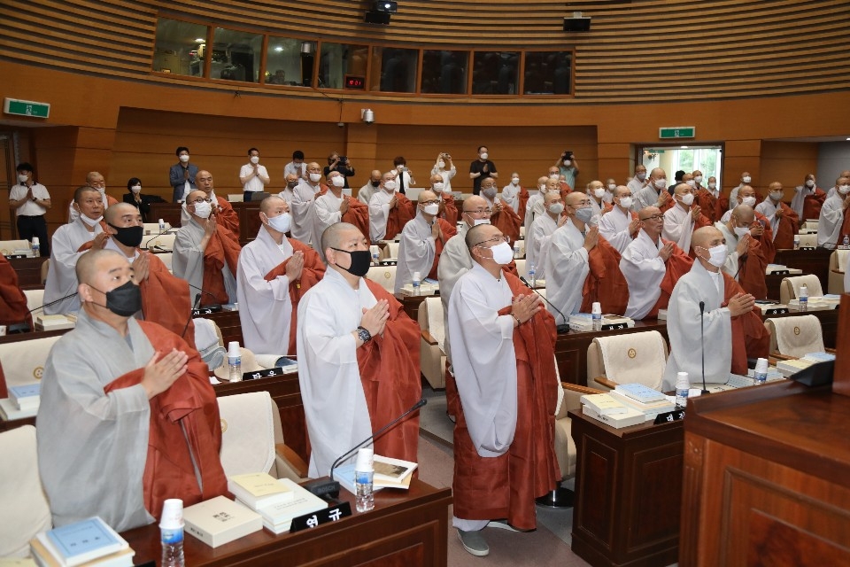 7월23일 개원한 제218회 중앙종회 임시회에서 종회의원 스님들이 반야심경을 독송하고 있다.