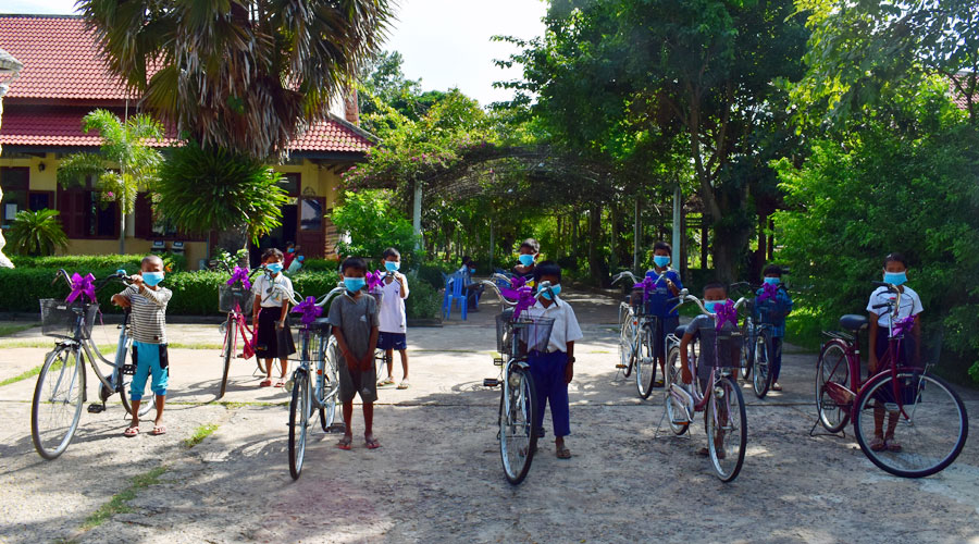 사단법인 로터스월드(이사장 성관스님)는 네이버 해피빈 모금을 통해 캄보디아 저소득층 아동 10명에게 통학용 자전거를 선물했다.