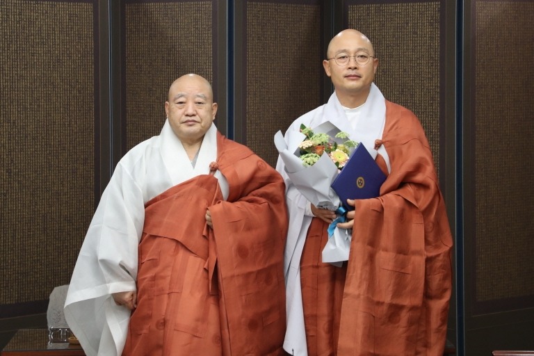 조계종 총무원장 원행스님이 7월23일 신임 호법부장 태원스님(사진 오른쪽)에게 임명장을 수여했다.
