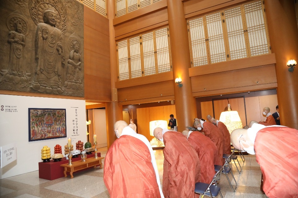 송광사 치성광여래도 환수고불식에서 예를 올리고 있는 스님들의 모습.