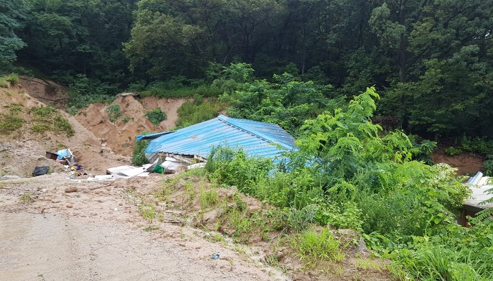 산사태가 발생해 붕괴된 이천 선각사의 요사채와 창고. 사진 왼쪽의 산자락이 폭우로 깊게 파였다.