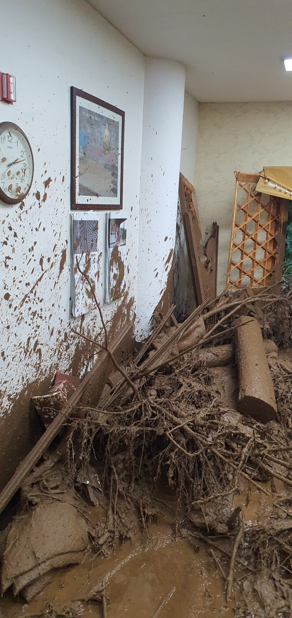 천안 성불사에 8월3일 산사태가 발생해 주지스님 접견실이 파손됐다.