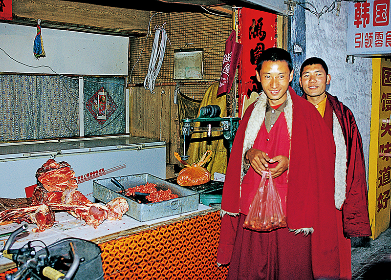 모든 문화와 관습은 반드시 그 지역의 자연환경적 특수성과 연관을 갖는다. 지나가는 이방인이 그냥 며칠, 몇 달 빼꼼히 들여다보고 자기 잣대로 옳거니 그르거니 입을 대는 것은 온당치 못하다. 특히 티베트 스님들의 야크 고기 섭취 부분은 더욱 그렇다고 생각한다. 사진은 티베트 천공사에서 고기를 구해 가는 스님들.