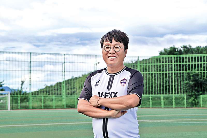 화려한 선수 시절을 넘어 미래 한국축구를 이끌 불자선수 양성에 구슬땀을 쏟고 있는 양현정 의정부 광동고 축구부 감독과 만나 이야기를 나눴다.
