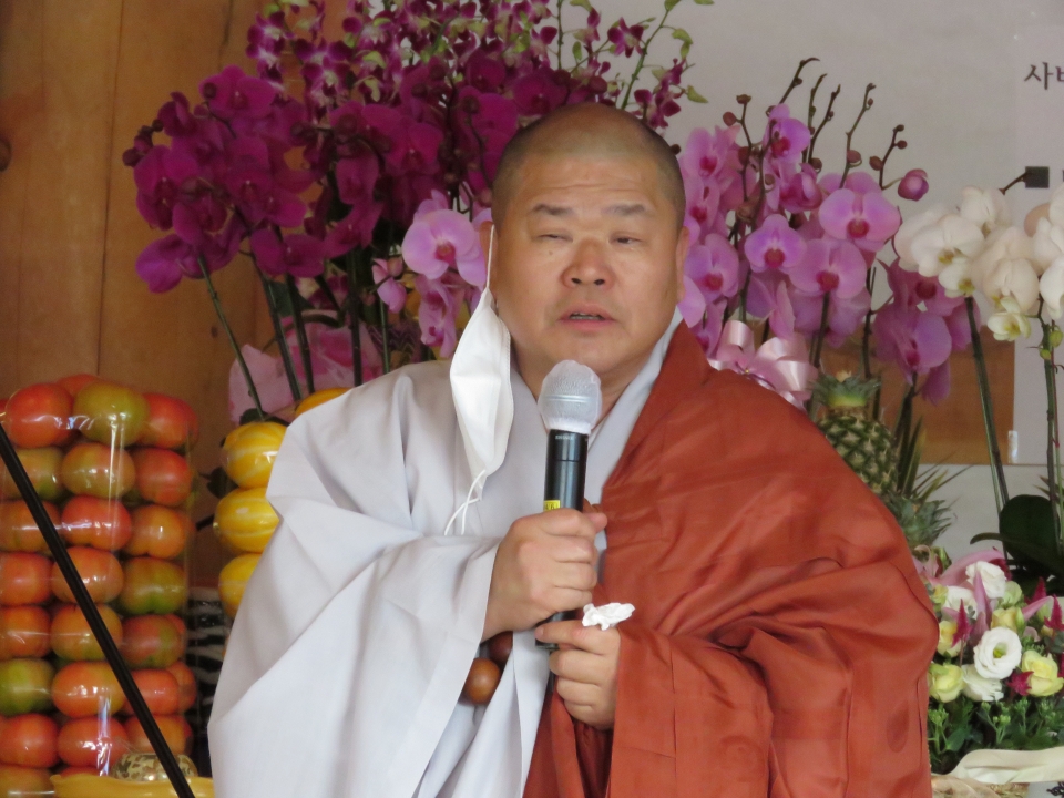 중앙승가대학 총장 원종스님도 성담사 대웅전 부처님 점안식을 축하했다.