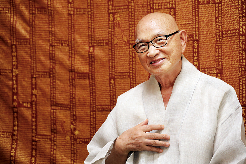 7월말 완주 송광사 약사전에서 만난 전 포교원장 도영스님은 “주인의식을 갖고 보살의 삶을 살아야 한다”며 환하게 미소를 지었다.