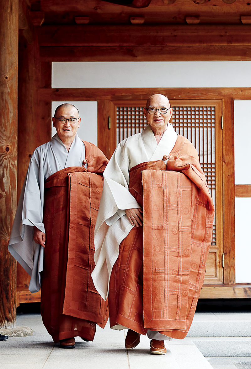 인터뷰를 마치고 상좌인 완주 송광사 주지 법진스님(왼쪽)과 포행을 하는 도영스님의 발걸음이 가볍다.