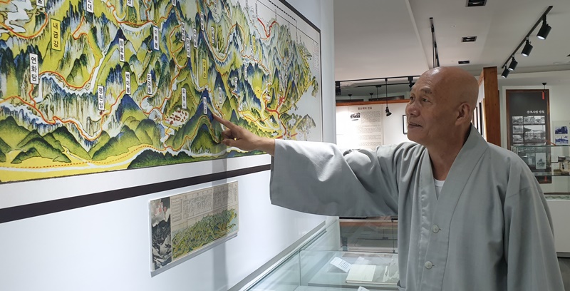 군산 동국사 주지 종걸스님이 ‘시립 일제강점기 군산역사관’에서 금강산 지도에 대해 설명하고 있다.