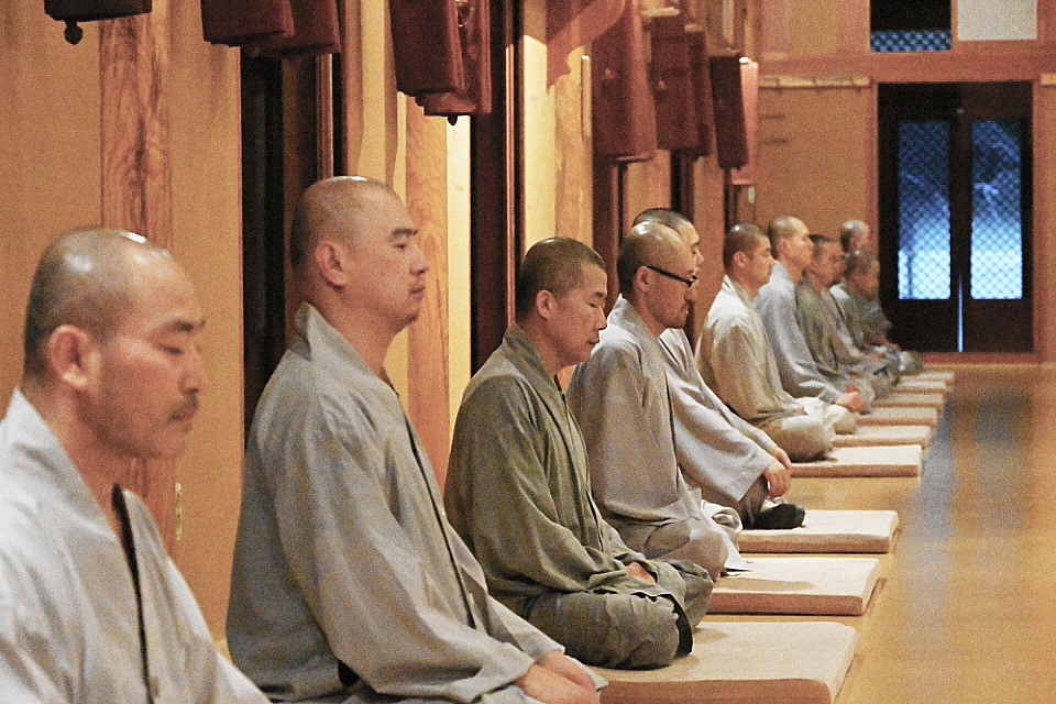 용맹정진 중인 스님들의 모습.