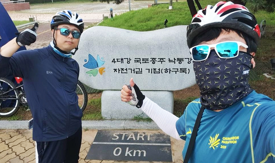 대구 능인고 국어교사인 송선용 씨와 능인중 교사 김한수 씨는 최근 여름방학을 활용해 난치병 제자를 돕기 위해 부산에서 인천까지 633km에 이르는 구간을 자전거로 종주했다. 