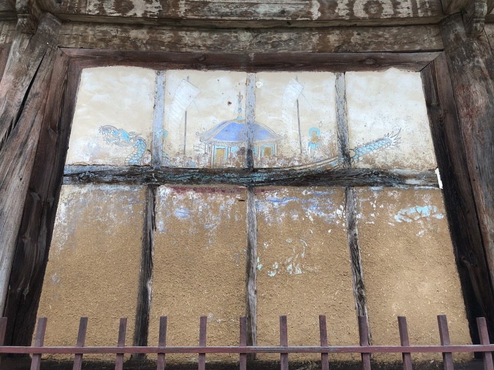 태풍 마이삭의 강한 비바람으로 소실된 극락보전 외벽 반양용선 벽화 모습