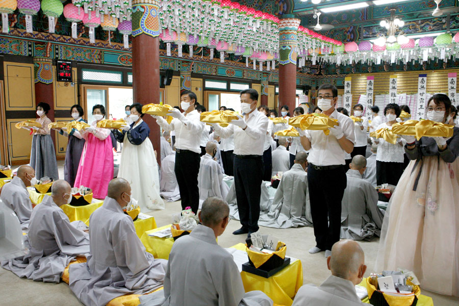 봉선사 사중 스님들에게 가사를 공양하고 있는 신도들.