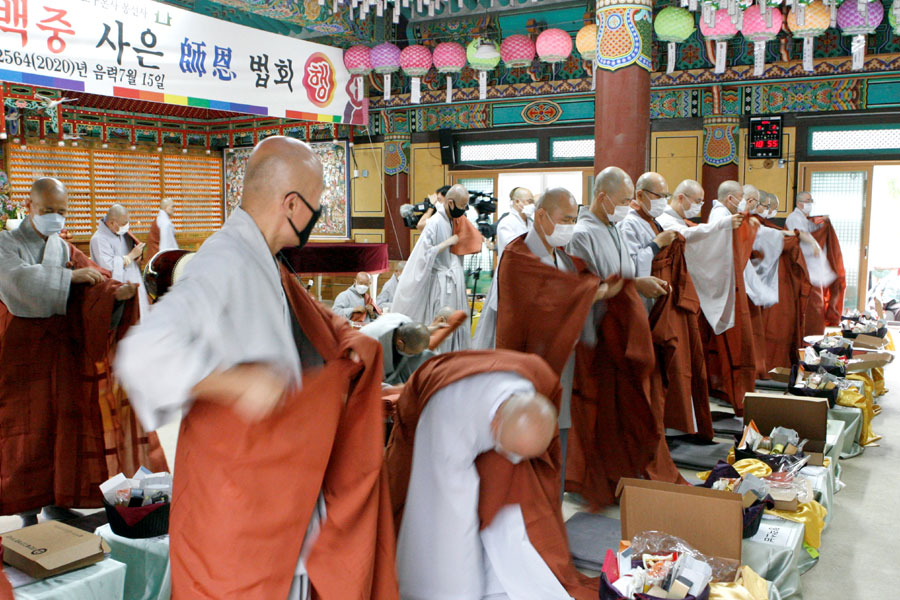 신도들이 올린 가사를 수하고 있는 봉선사 스님들.