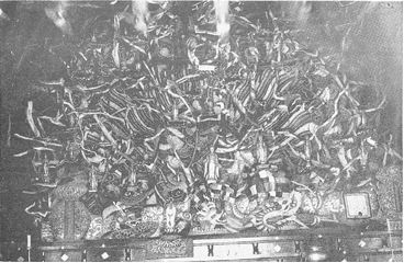 2009년 2월 불교신문을 통해 공개된 유점사 53불 흑백사진. 1924년 발간 '일만이천봉 조선 금강산'에 실린 것이다.