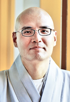 동국대 국어교육과에서 '한암중원의 선불교와 교육사상 연구'로 박사학위를 받은 자현스님.
