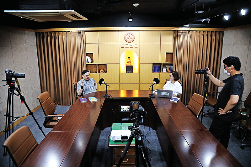 8월28일 불교신문TV 스튜디오에서 김윤경 교법사와 장영섭 기자가 출연하는 ‘소심한 불자들의 세심한 불교이야기(소세불)’ 촬영 모습. 지난 7월부터 매주 한 주제씩 불교신문TV 유튜브에 업로드되고 있다.