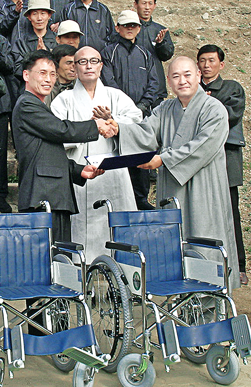2004년에는 난치병 어린이 지원 행사에서 확대해 불교신문과 사회복지재단이 함께 북측 장애인들을 위한 휠체어 보내기 운동을 펼치기도 했다. 사진은 2년여 모금을 펼친 뒤 2006년 금강산 신계사에서 열린 휠체어 전달식 모습. 