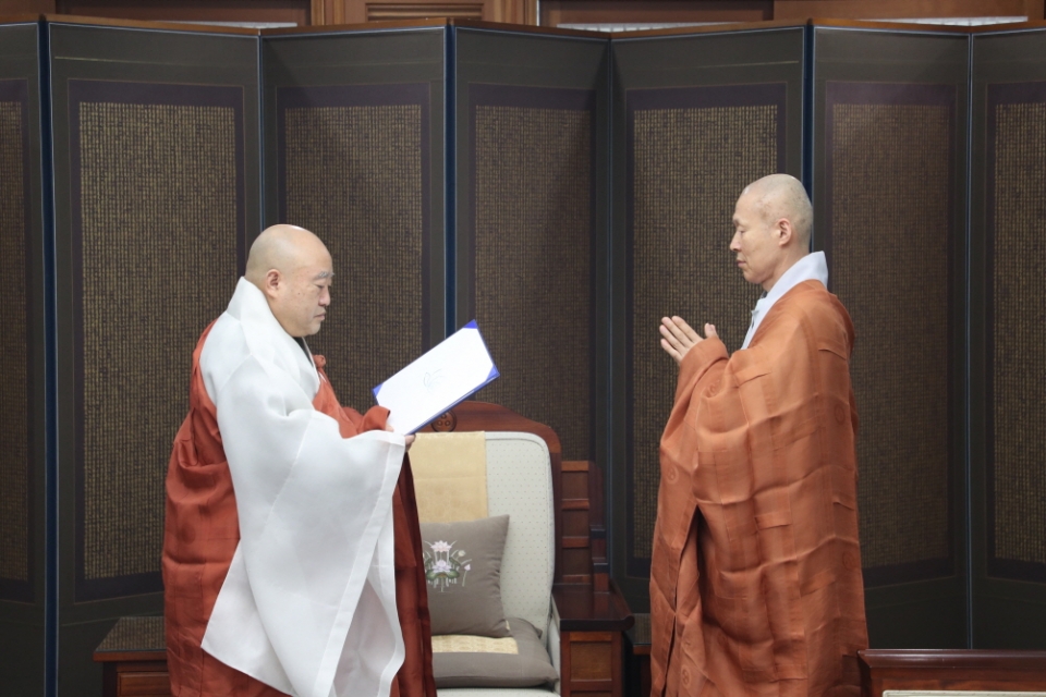 총무원장 원행스님(왼쪽)이 서울 문수사 주지 태성스님에게 임명장을 전달하는 모습.