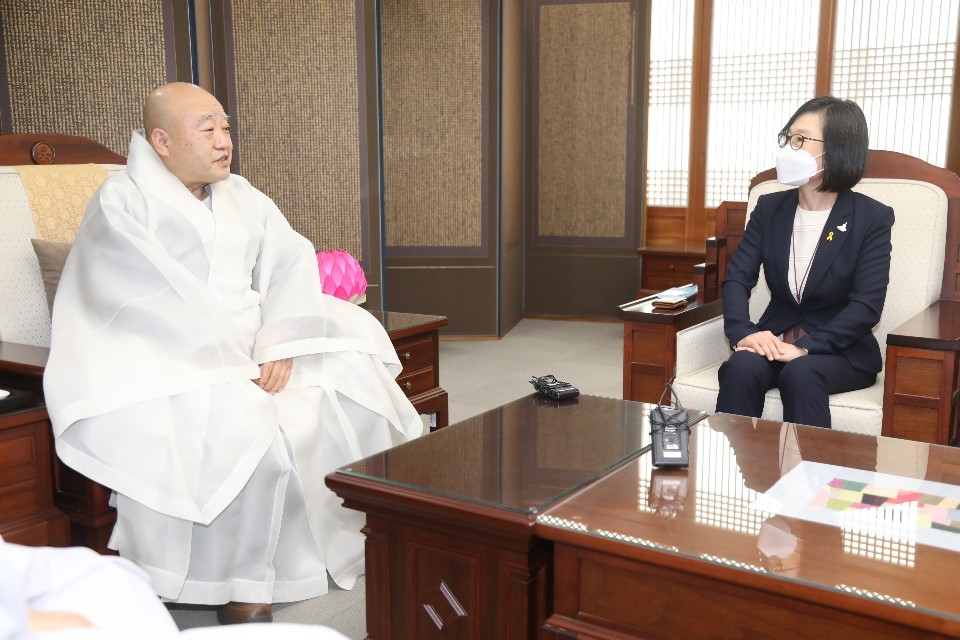 환담을 나누고 있는 총무원장 원행스님과 김제남 청와대 시민사회수석의 모습.