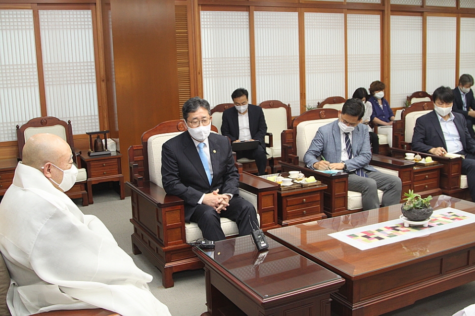 환담을 나누고 있는 총무원장 원행스님(왼쪽)과 박양우 문체부 장관(왼쪽 두번째)의 모습.