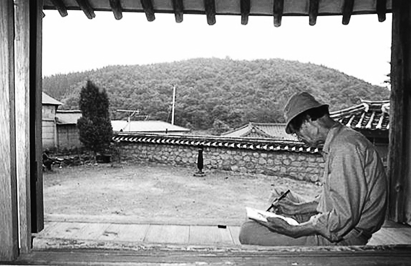 ‘신갈집’이라고 불렀던 경기도 용인 마북의 고택 쪽마루에 앉아 스케치에 몰두하고 있는 장욱진의 모습(1986년). 사진=중앙포토