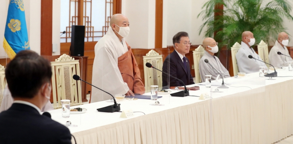 총무원장 원행스님은 9월18일 청와대 초청으로 열린 불교 지도자 초청 간담회에 참석해 대표 발언을 하고 있다. 사진=연합.