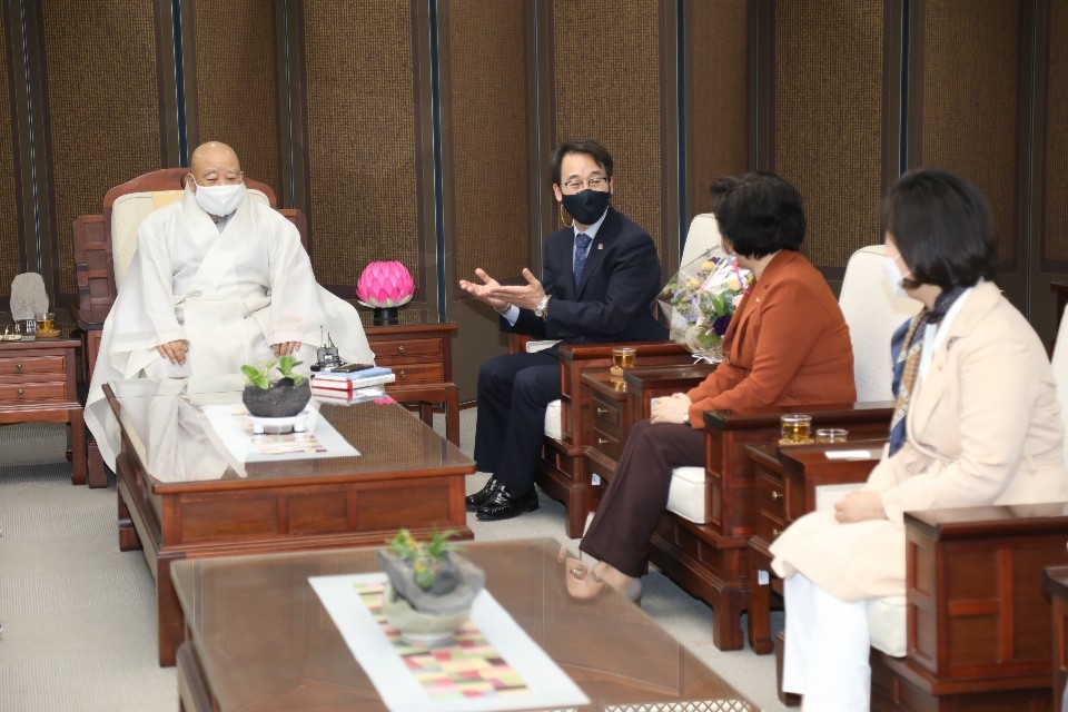 총무원장 원행스님이 국회 정각회 임원들의 예방을 받고 환담을 나누고 있다.