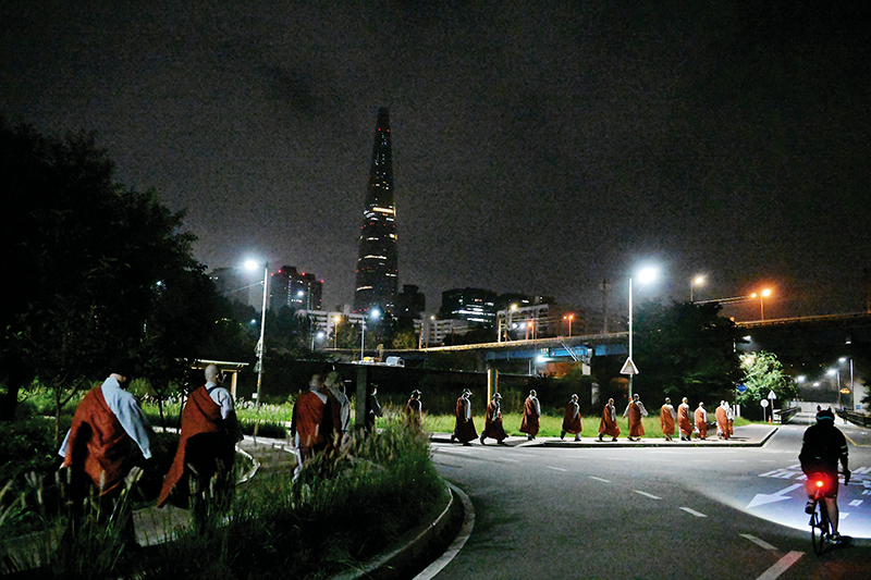 캄캄한 새벽, 한강을 따라 안행하는 스님들.