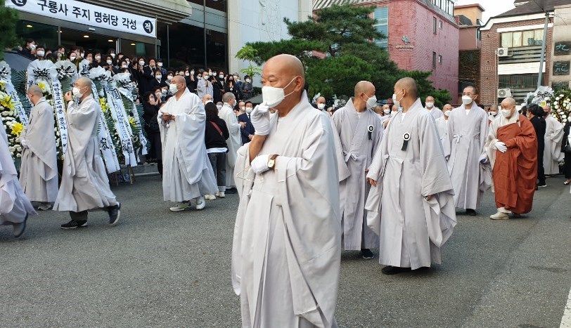 서울 구룡사에서 중앙종회장으로 영결식을 마친 후 통도사로 이운하는 각성스님의 법구 행렬을 은사 정우스님을 비롯한 스님과 불자들이 배웅하고 있다.