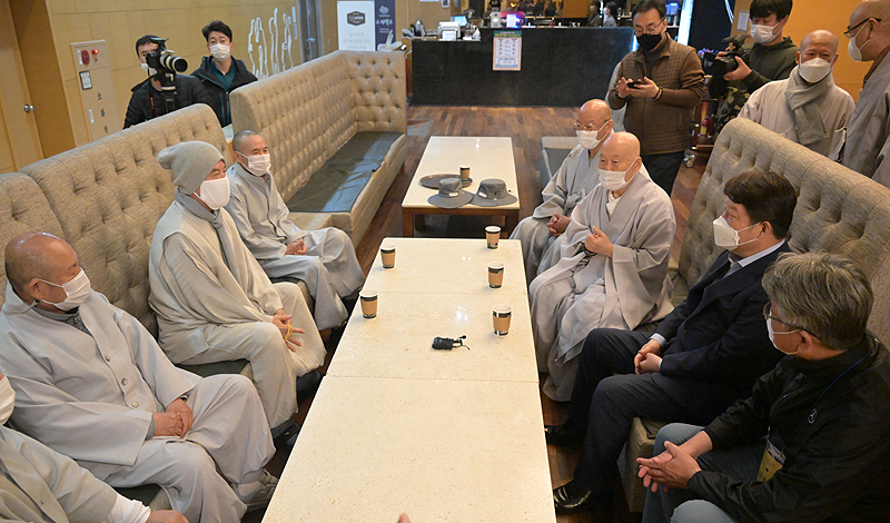 권영진 대구시장이 10월15일 상월선원 회주 자승스님을 예방하고 자비순례단을 응원했다.