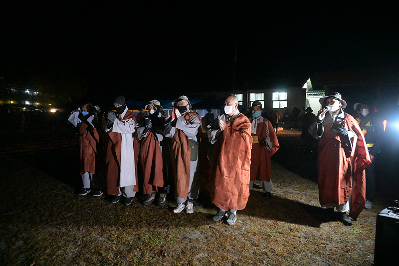 충북지역을 맡고 있는 5교구 본사 법주사 주지 정도스님과 소임자 스님들이 이날 새벽부터 순례에 동참했다. .