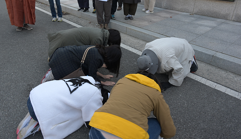 상월선원 회주 자승스님이 오산 대각사 청년회원들이 삼배를 올리자 맞절을 하는 모습.