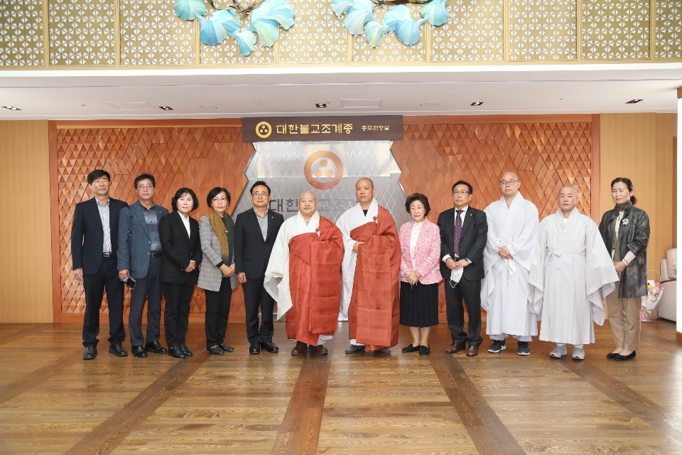 제주 관음사와 서울 석불사 신도들이 함께 기념사진을 찍는 모습.