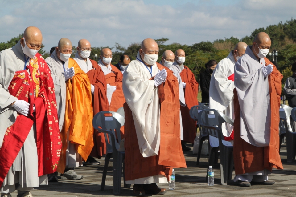 한국불교종단협의회는 10월20일 제주 4·3평화공원 위령탑 앞에서 희생자 추모 위령재를 봉행했다. 희생자 넋을 위로하기 위해 간절한  기도를 올리고 있는 조계종 총무원장 원행스님(가운데)과 종단협 회원 스님들의 모습.