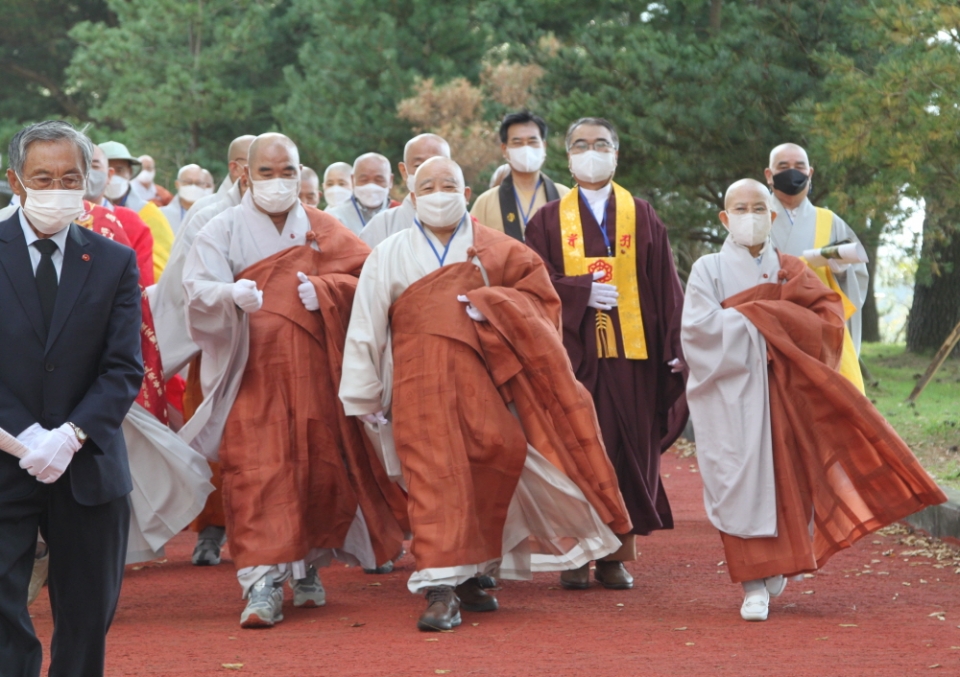 제주 4.3평화공원을 방문한 총무원장 원행스님과 불교지도자들의 모습.