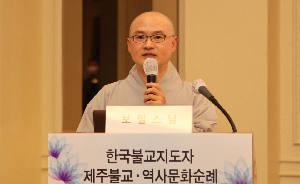 해인총림 해인사승가대학 학장 대행 보일스님이 한국불교종단협의회가 개최한 강연회에서 포스트 코로나 시대 불교의 역할을 대해 강연하고 있다.