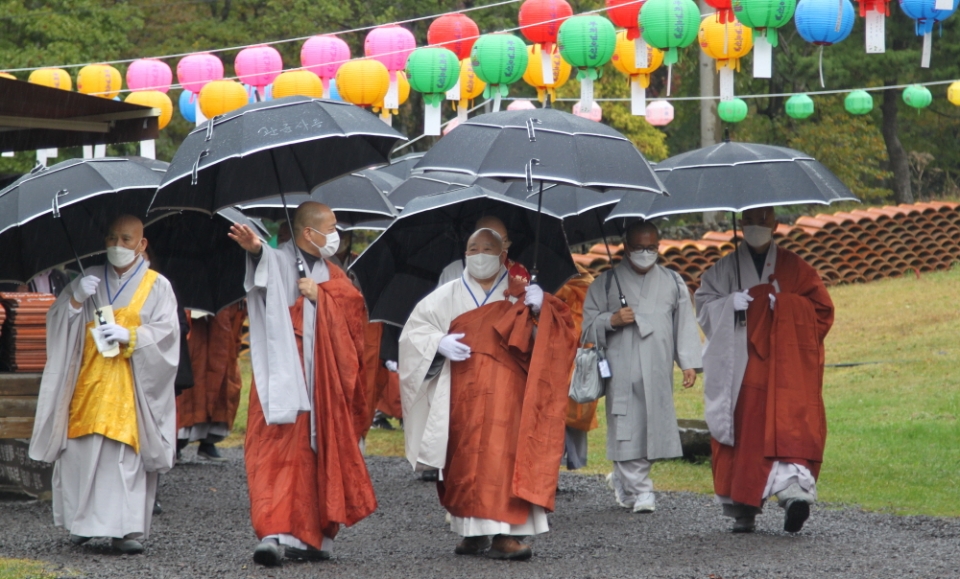 법회를 마친 불교 지도자들은 제주불교의 중심이자 역사인 관음사 도량 곳곳을 참배했다.