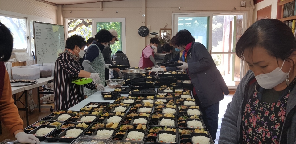사찰음식 도시락을 만들고 있는 정암사신도회 봉사단원 일동.