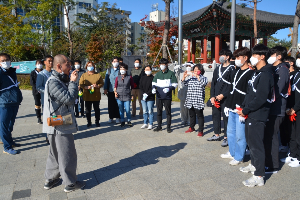감독 구담스님이 5.18광주민주화 광장에서 삼보일배 출연자들에게 촬영에 앞서 연기지도를 하고있다.
