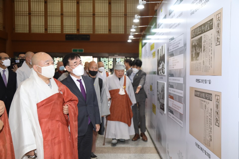총무원장 원행스님이 10.27법난 40주년을 맞아 한국불교역사문화기념관 1층 로비에서 열리고 있는 특별전시회를 관람하고 있다.