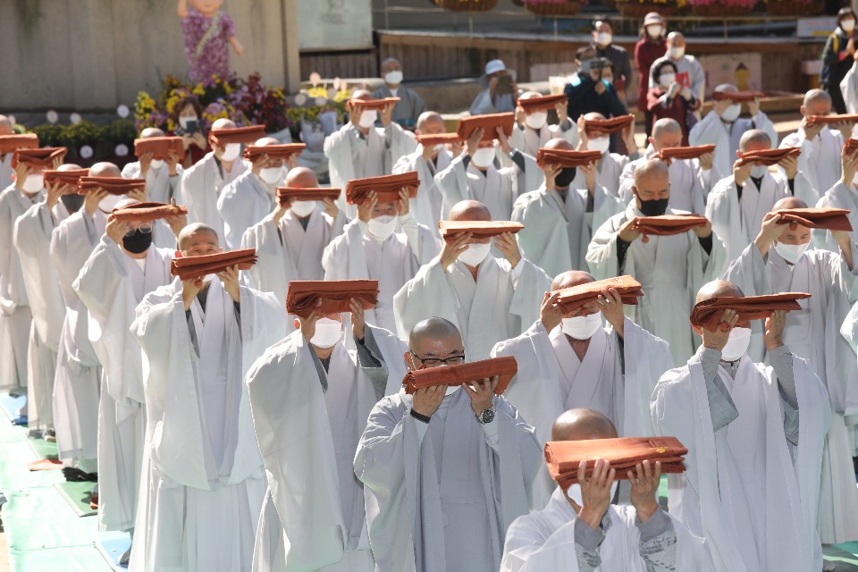 전달받은 21조 가사를 정대하는 스님들의 모습.
