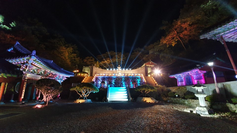 남해 화방사가 도량을 아름다운 조명으로 장엄한 '빛으로 물들다' 행사를 10월 28일부터 11월 1일까지 진행한다.