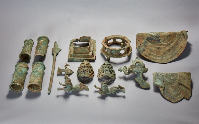 10월22일 불교문화재연구소가 진행한 경주 황용사지 현장조사 모습(위 사진)과 황용사지에서 다량으로 출토된 유물들.