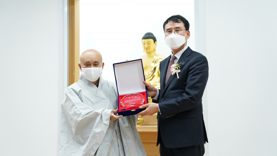 부산불교연합회 회장 경선스님이 최대경 전임회장에게 공로패를 전달했다.