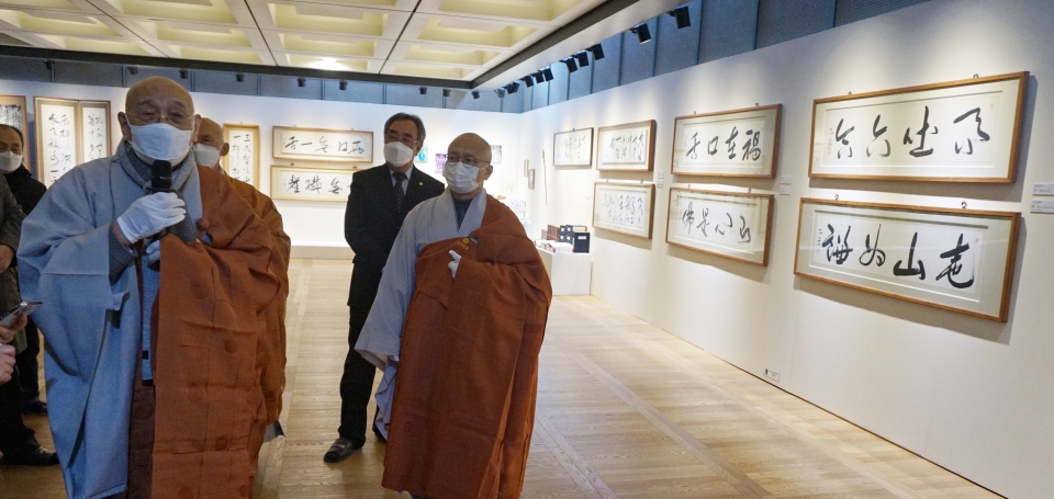 탄허기념불교박물관 관장 혜거스님이 11월25일 전시회 개막식에서 탄허스님 작품 의미에 대해 설명하고 있다.