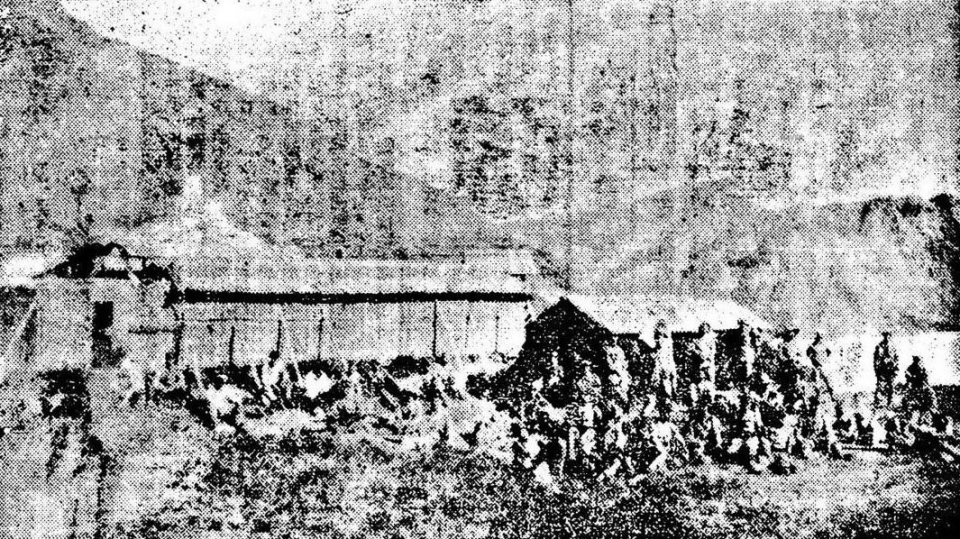 1930년 9월2일자 조선일보에 보도된 종덕사 사진. 종덕사 건물 앞에 일본군 또는 등산객으로 보이는 인물들이 앉아 있다.