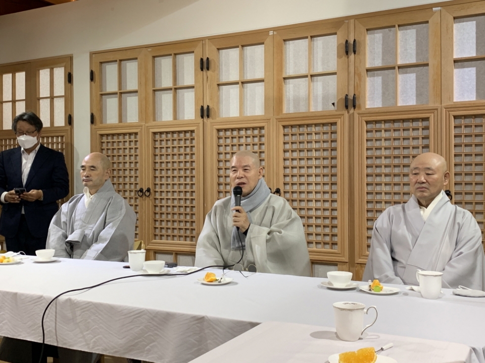 상월선원 회주 자승스님은 11월26일 봉은사 구생원에서 불교계 석학들과 간담회를 갖고 한국불교가 직면한 문제점과 대안에 대해 역설했다.