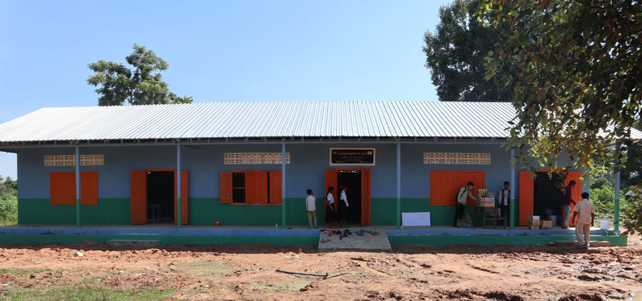 로터스월드(이사장 성관스님)는 교실 부족으로 어려움을 겪고 있던 캄보디아 시엠립지역 바이덤초등학교에 11월15일 교실 3칸을 신축 지원했다. 신축된 교사.