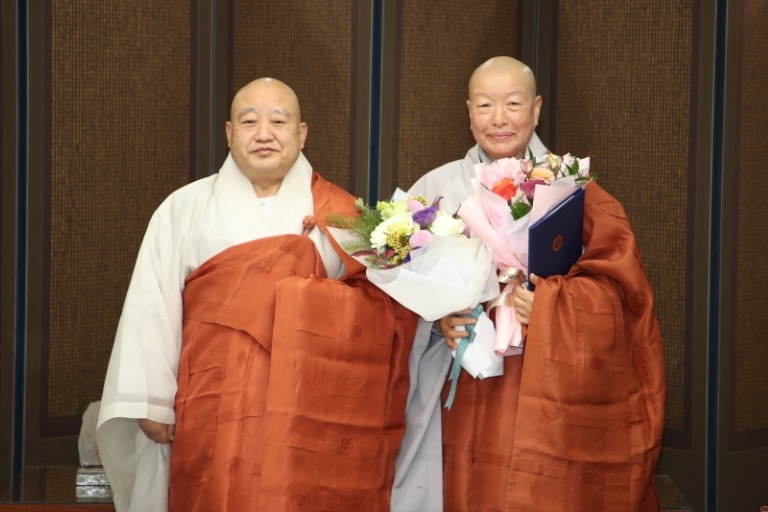 총무원장 문화특별보좌관에 정현스님이 임명됐다. 임명장 전달식 이후 총무원장 원행스님(왼쪽)과 정현스님이 기념사진을 촬영하는 모습.